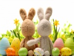 Dos conejitos amigos, junto a huevos de Pascua