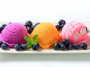 Postal: Tres coloridos y deliciosos helados