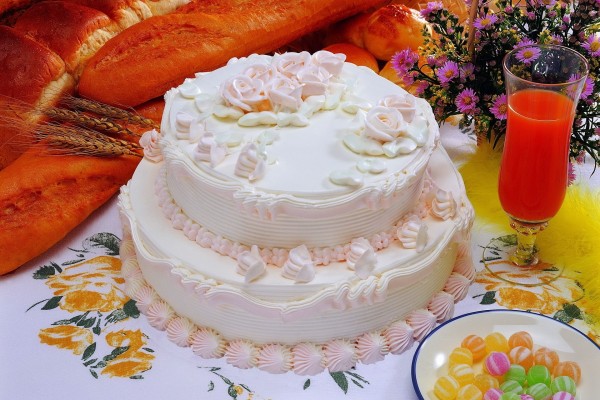 Torta decorada con detalles rosas y blancos