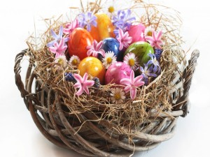 Huevos de Pascua en una cesta