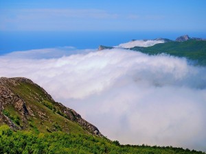 Postal: Nubes entre montañas