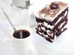 Un trozo de pastel de chocolate, nata y café
