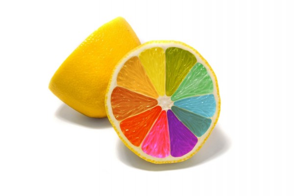 La magia de los colores en un limón