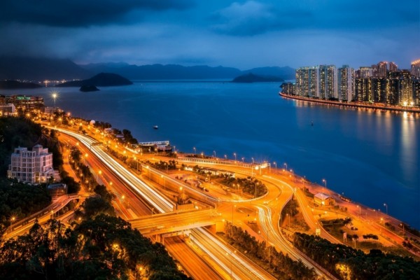 Carretera en Hong Kong con las luces encendidas