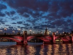 Vista nocturna de un puente en Londres