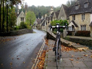 Bicicleta en una villa de Cotswolds (Inglaterra)