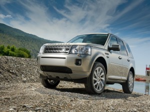 Postal: Land Rover sobre las piedras