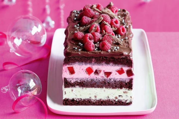 Deliciosa tarta de chocolate con crema de frambuesas
