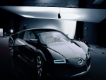 Un coche Mercedes en un estudio fotográfico