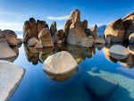 Grandes piedras en un agua transparente