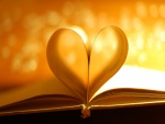 Las hojas de un libro formando un corazón