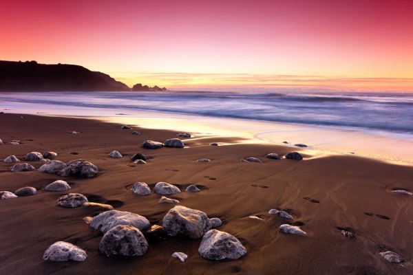 Piedras en la arena de la playa