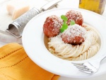 Espaguetis con albóndigas y parmesano