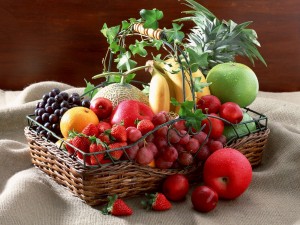Variedad de frutas en una cesta