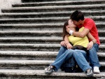 Jóvenes besándose el 13 de Abril, Día Internacional del Beso