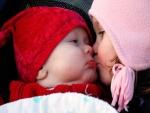 Beso de hermanos "Día Internacional del Beso"