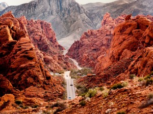 Carretera entre rocas rojas