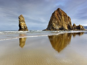 Dos grandes rocas en la playa