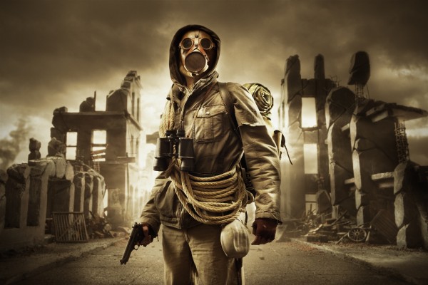 Hombre con máscara de gas, en una ciudad en ruinas