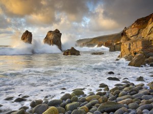 Postal: La fuerza del mar y dos grandes rocas