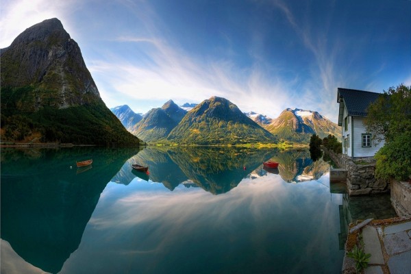 Montañas y casa junto al lago