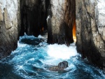 Cueva entre las rocas del mar