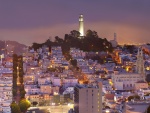 Coit Tower iluminada, en la noche de San Francisco