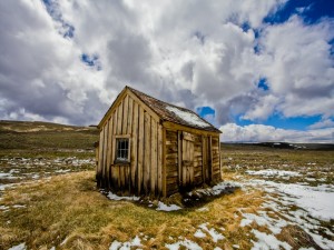 Cabaña de madera y restos de nieve