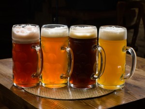 Jarras con diferentes tipos de cerveza
