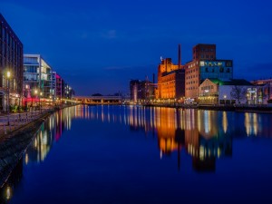 Vista nocturna de Duisburgo, puerto interior, en la hora azul
