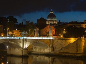 Postal: Vista nocturna: Puente Sant'Angelo, río Tíber y la Basílica de San Pedro (Roma, Italia)