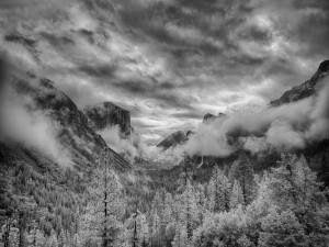 Postal: Paisaje de montaña en blanco y negro