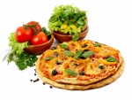 Pizza y cuencos con verduras