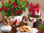 Desayuno con galletas y chocolates, decorado con rosas rojas
