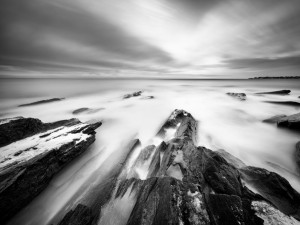 Postal: Mar y rocas en blanco y negro