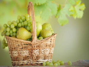 Cesta con peras y uvas blancas