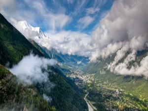 Postal: Nubes entre las montañas