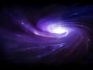 Galaxia espiral con colores morados