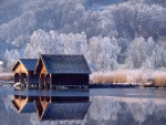 Casetas de madera, en el frío lago