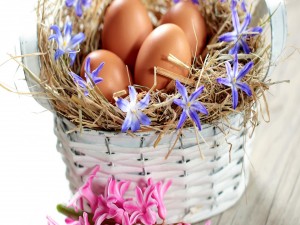 Postal: Cesta con huevos y flores para Pascua