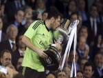 Iker Casillas, besando la Copa del Rey 2014