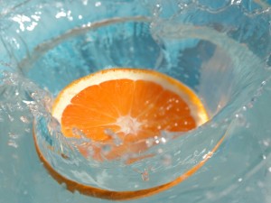 Postal: Rodaja de naranja en el agua
