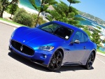 Maserati azul, en la costa