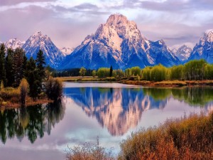 Postal: Montañas reflejadas, en las aguas tranquilas de un lago
