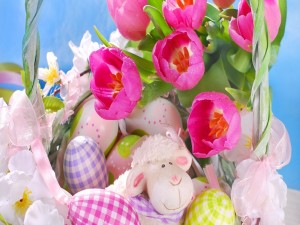 Postal: Canasta con tulipanes y huevitos de Pascua