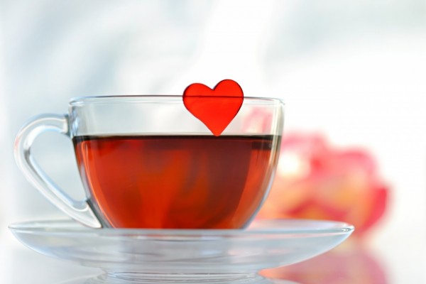 Té y un corazón rojo