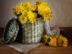 Cesto con flores amarillas