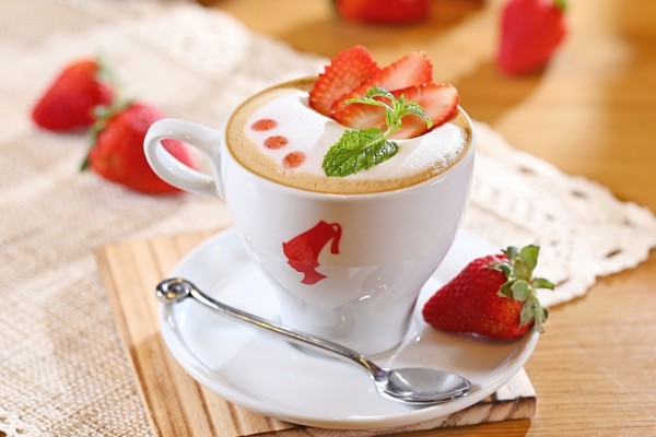 Café con leche y fresas