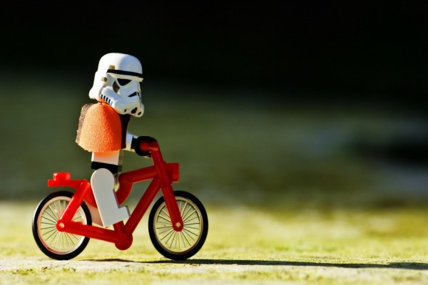 Soldado imperial, en bicicleta