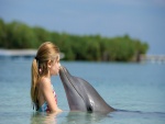 Niña besando al delfín